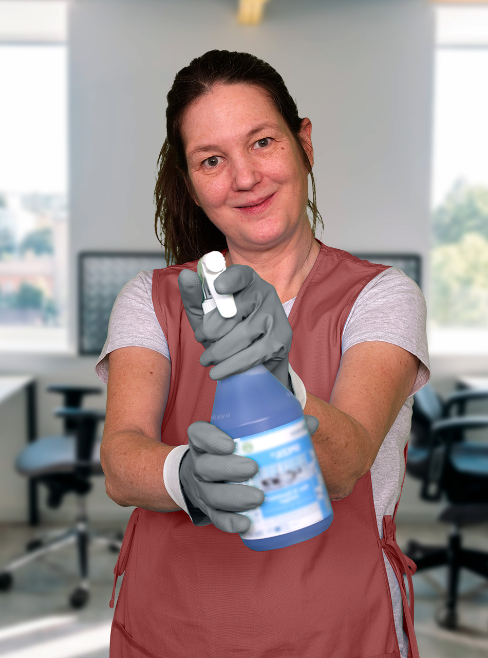 Eine Mitarbeiterin der Büroreinigung in Berlin mit einer Sprühflasche